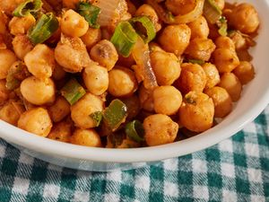 Supporting image for story: Daily cup of chickpeas can lower cholesterol, researchers find