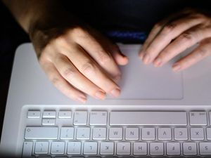 Supporting image for story: Hackers at convention break into US voting machine