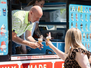 People enjoy ice cream in the heatwave sun Credit: Ian Knight / Z70 Photography