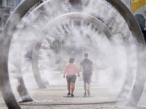 Supporting image for story: Heatwaves declared across England and Wales with higher temperatures to come