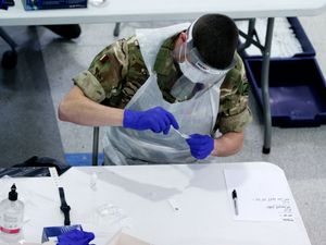 Supporting image for story: Troops deployed to support London hospitals amid Omicron surge