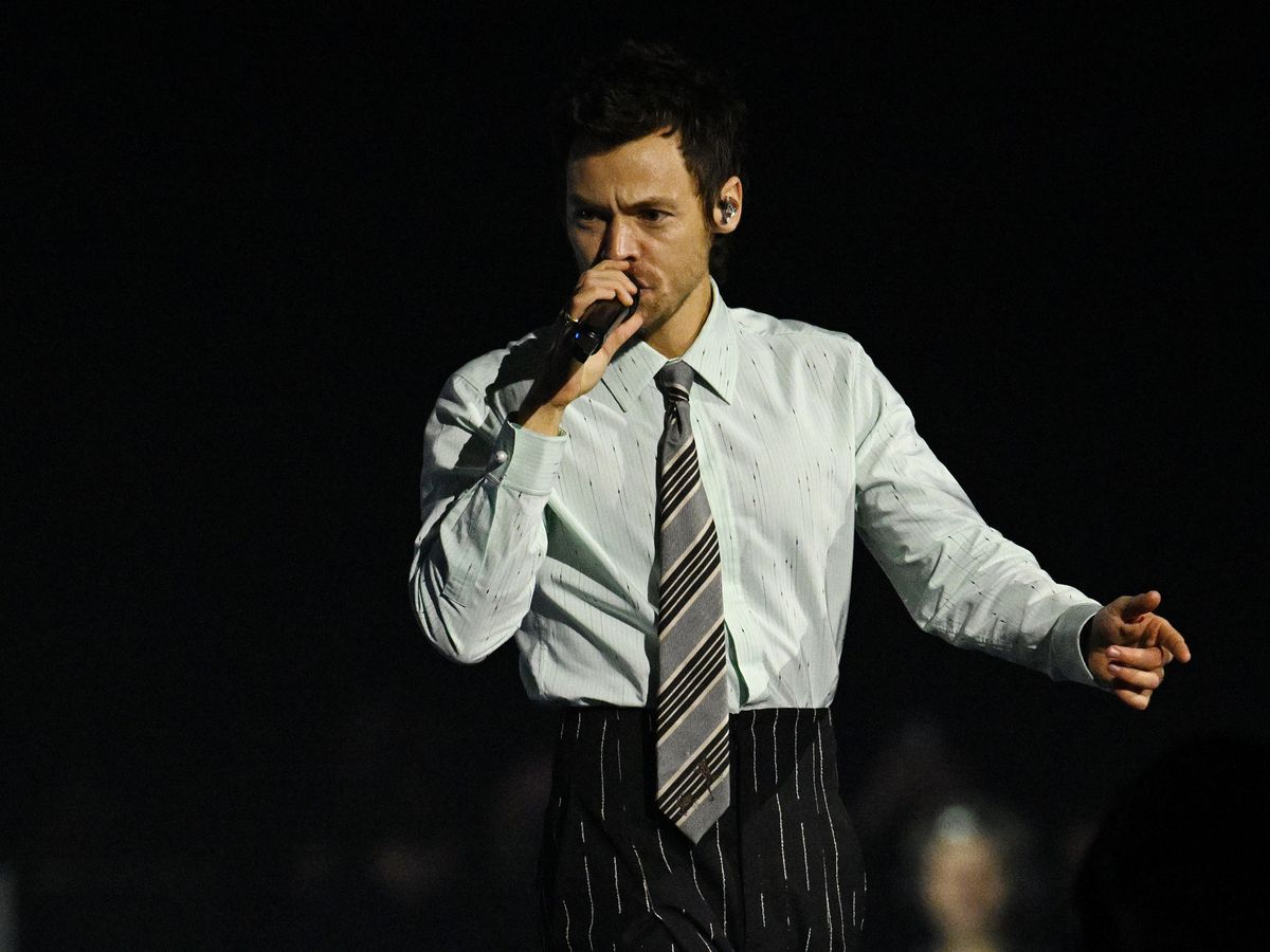 Harry Styles aims joke at Andrew Mountbatten-Windsor during SNL monologue Harry Styles aims joke at Andrew Mountbatten-Windsor during SNL monologue