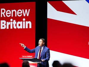 Supporting image for story: Farage is ‘a con artist’ and country faces ‘fight of our lives’ – Streeting