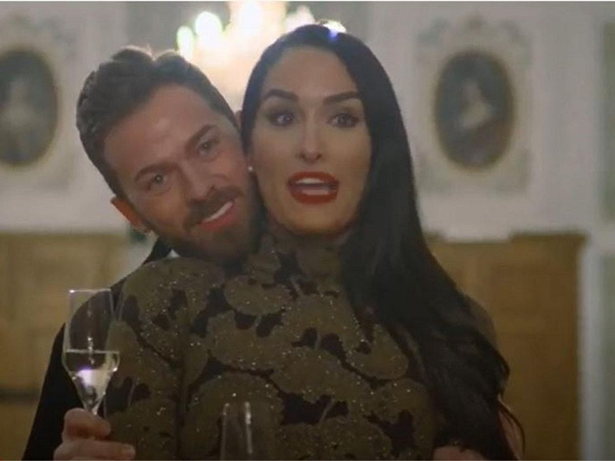 Nikki Bella says she ‘can’t believe’ she gave birth hours before sister(01)