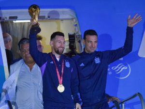 Supporting image for story: Huge crowds welcome Argentina team after World Cup victory