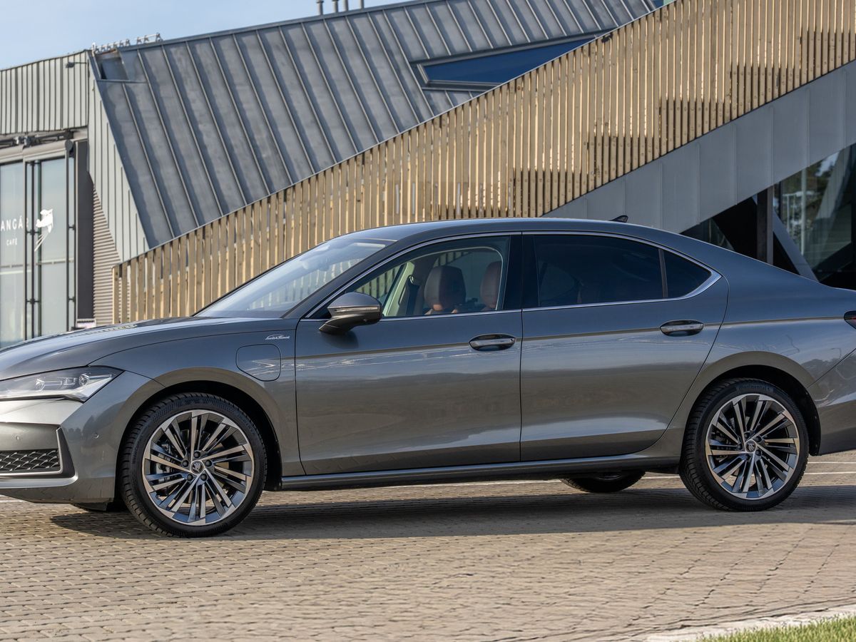 Skoda Superb hatchback gains new and improved plug-in hybrid powertrain Skoda Superb hatchback gains new and improved plug-in hybrid powertrain