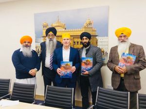 Supporting image for story: Labour leadership candidate Keir Starmer visits Smethwick Gurdwara