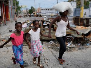 Supporting image for story: Gangs lay siege to neighbourhoods in fresh outbreak of violence in Haiti