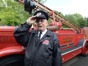 Supporting image for story: Former Smethwick fire engine reunited with crew after 50 years - with PICTURES
