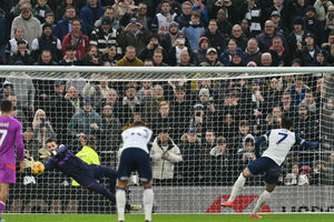 Jose Sa saves a penalty from Heung-min Son (Photo by GLYN KIRK/AFP via Getty Images)