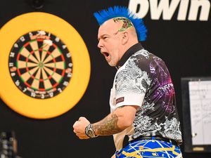 Supporting image for story: Peter Wright slithers into Slam