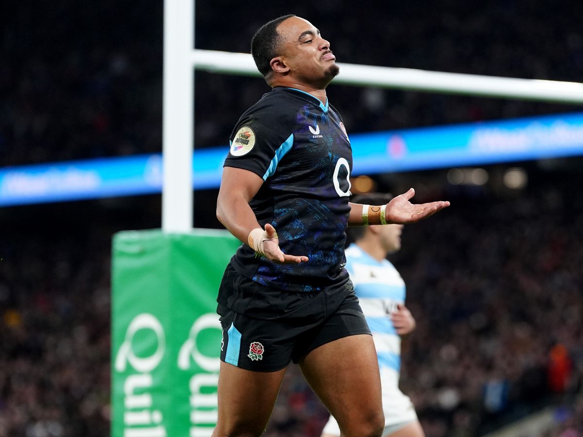 England complete autumn sweep by holding off Argentina fightback