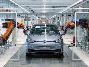 Supporting image for story: Coronavirus: Volkswagen suspending car production for two weeks