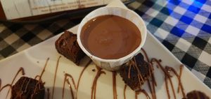 An indulgent pot of chocolate comes with the Showdown Cheesecake