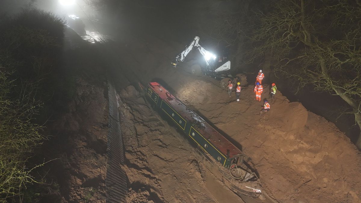 The third and final boat stranded by the shocking Whitchurch canal collapse nearly four weeks ago has been rescued - with attention now turning to investigating what caused the breach.