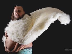 Supporting image for story: This guy’s pregnant wife didn’t want maternity pictures – so he got his own