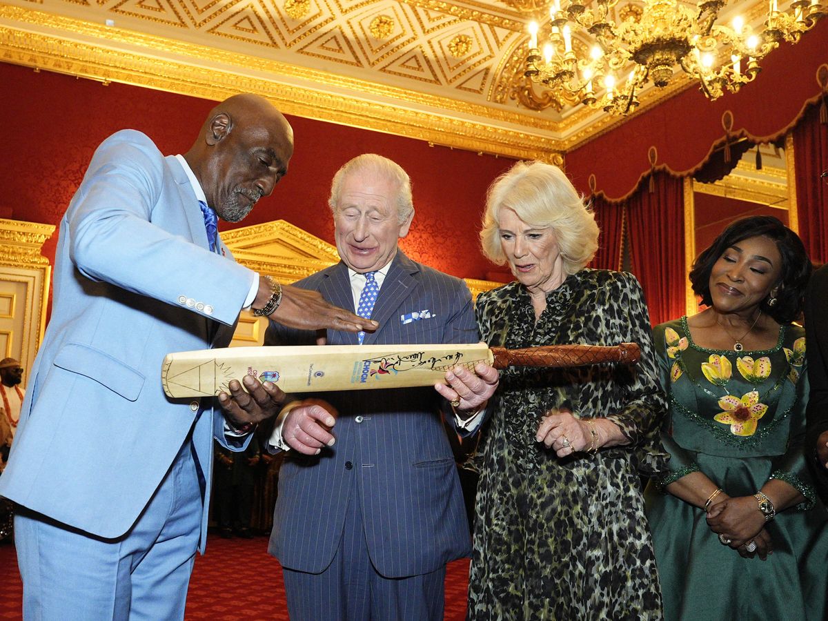 King jokes with Sir Viv Richards about his cricket attempts in Royal Navy