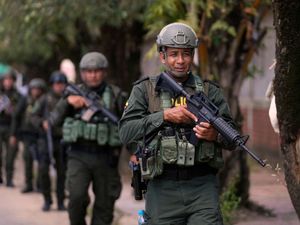 Supporting image for story: Colombians flee to Venezuela as clashes between rebel groups escalate
