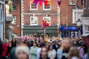 B&DWM & BWM - SGB-7179 - People from all over Shropshire gather in Whitchurch for the fair