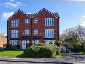 Supporting image for story: Two-bedroom flat in Walsall for sale with no chain around £120k