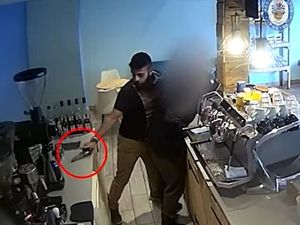 Supporting image for story: WATCH: Dramatic footage shows off-duty officer disarm suspected gunman 