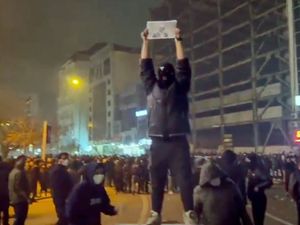 Supporting image for story: Trump says Iran wants to negotiate as the death toll in protests rises to 599