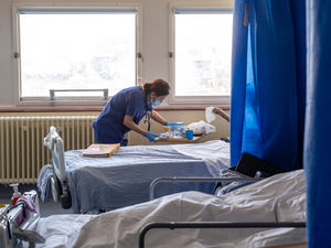 Supporting image for story: Extra beds and staff jabs drive: Shropshire hospitals' plan to cope with ‘super surge’ triple whammy this winter