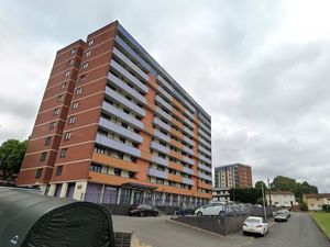 Supporting image for story: Firefighters, ambulance and police rush to fire in tall building in Hamstead