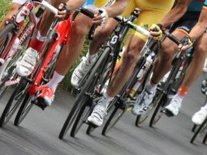 Supporting image for story: Hutson-Lumb strikes to secure Evening success