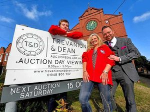 Supporting image for story: TV's Bargain Hunt films at Shropshire auction house