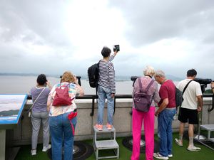Supporting image for story: South Korea says North has launched more rubbish-filled balloons across border