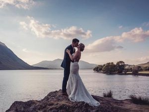 Supporting image for story: An artist saw this photo on Facebook and painted it for the couple as a gift