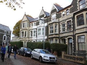 Supporting image for story: Average UK house price hits record £270,027 – index