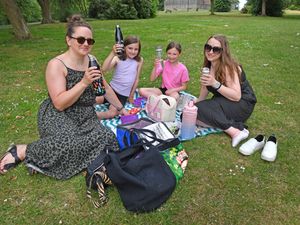 Supporting image for story: West Midlands weather: Hot temperatures bring crowds out across the Black Country - see our photos