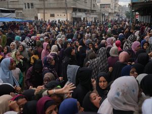 Supporting image for story: Three die in overcrowding outside Gaza bakery amid food shortage
