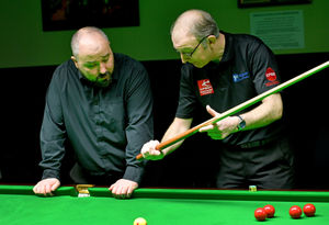 Andrew Highfield shows James Vukmirovic how to hold the cue correctly