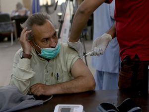Supporting image for story: Pakistan begins vaccine campaign to protect over-60s from coronavirus
