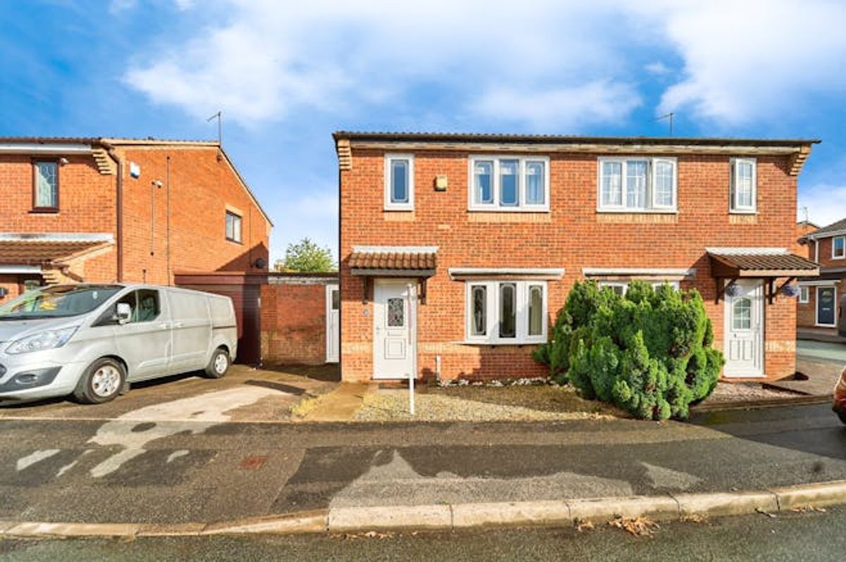 Modern three-bedroom semi-detached home in Wednesbury &ndash; &pound;250,000