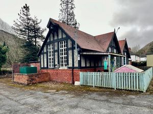 Supporting image for story: Much-missed 111-year-old former primary school to go under the hammer
