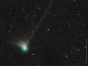 Supporting image for story: Green comet making its closest approach to Earth in 50,000 years