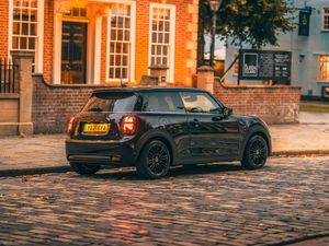 Supporting image for story: Mini stops production of manual gearbox cars as supply issues tighten