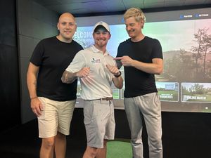 Supporting image for story: Neil Robertson tests out Infinity Golf Studio