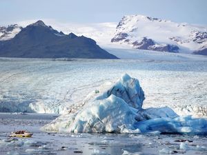 Supporting image for story: ‘Third of Antarctic ice shelf area faces collapse’ if planet warms by 4C