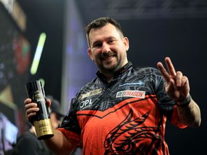 Supporting image for story: Jonny Clayton overcomes gout to win Premier League night six in Nottingham