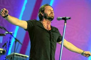 Supporting image for story: Classical heartthrob Alfie Boe is king of rock at eisteddfod