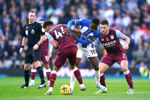 Brighton and Hove Albion's Danny Welbeck (centre) battles for the ball with Aston Villa's Boubacar Kamara (left) and John McGinn during the Premier League match at the American Express Community Stadium, Brighton. Picture date: Sunday November 13, 2022. PA Photo. See PA story SOCCER Brighton. Photo credit should read: John Walton/PA Wire...RESTRICTIONS: EDITORIAL USE ONLY No use with unauthorised audio, video, data, fixture lists, club/league logos or "live" services. Online in-match use limited to 120 images, no video emulation. No use in betting, games or single club/league/player publications..
