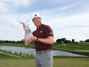 Richard Mansell wins Porsche Singapore Classic (Pic: Getty)