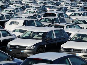 Supporting image for story: Nearly a third of new car buyers holding off on purchase in hope of scrappage scheme