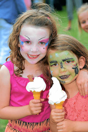 Sophie and Caitlin Owen keep cool