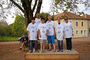 Conker champ Elaine Adams, centre, from Telford